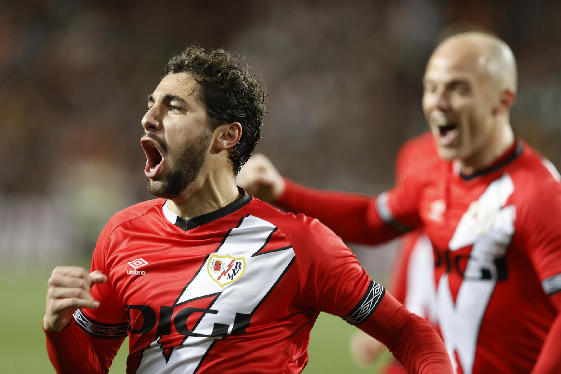 El centrocampista del Rayo Vallecano Santi Comesaña celebra el primer gol del equipo madrileño durante el encuentro correspondiente a la jornada 27 de primera división este lunes frente al Valencia en el estadio de Mestalla, en Valencia. EFE / Kai Forsterling.
