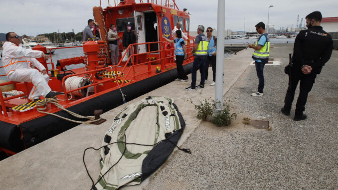 La embarcación de Salvamento Marítimo ha llegado al puerto de Algeciras (Cádiz) con cuatro varones de origen marroquí que han sido rescatados en aguas del estrecho. En la foto, la embarcación en la que han intentado cruzar el estrecho. EFE/A.Carrasco Ragel
