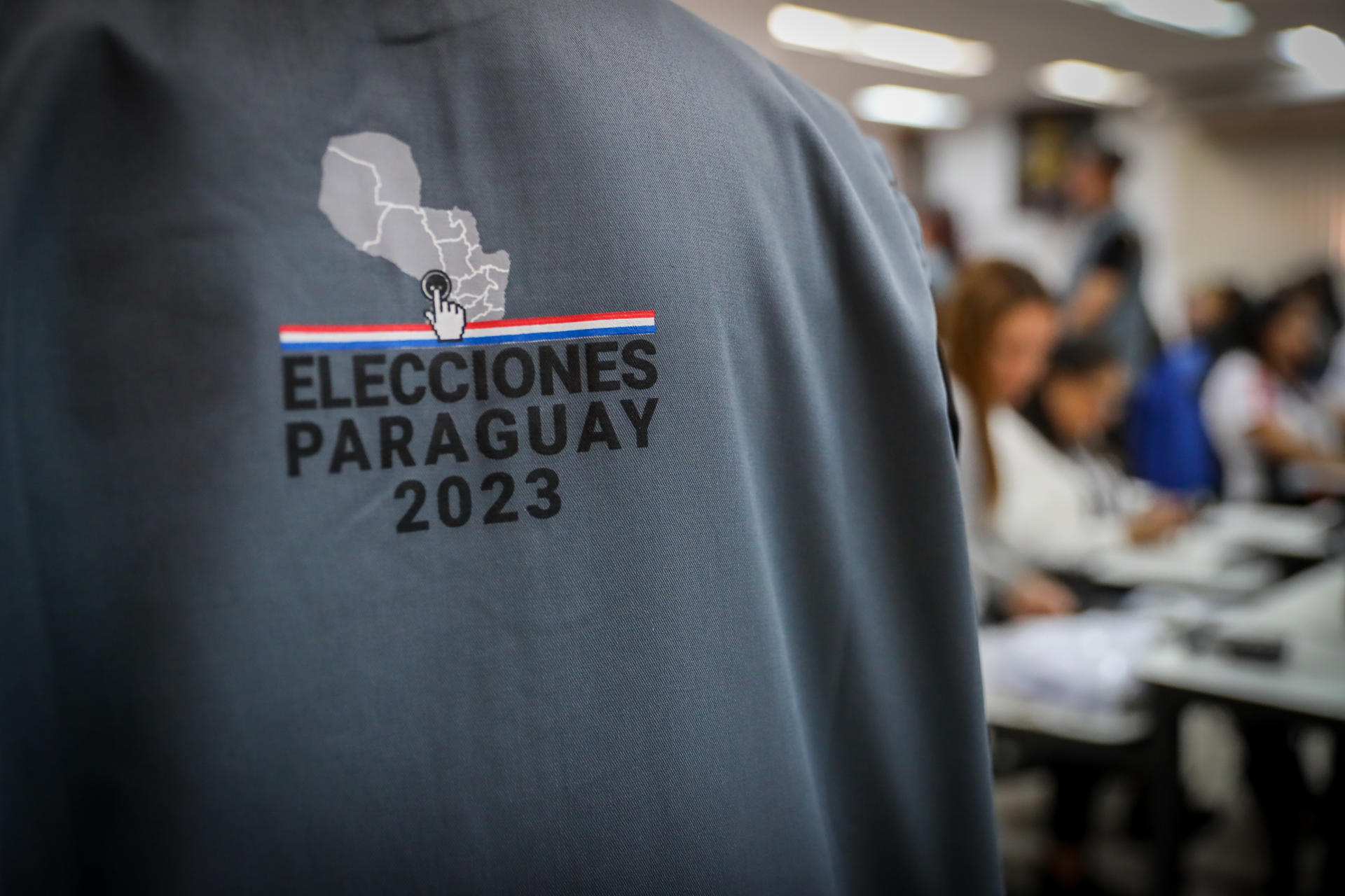 Funcionarios trabajan hoy en el Centro de Información y Monitoreo Electoral, en Asunción (Paraguay). EFE/Raúl Martínez
