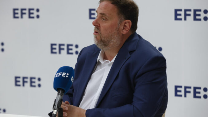 El líder de ERC, Oriol Junqueras, ha asegurado que "la más inteligente de las confrontaciones" con el Estado es la que practica su formación, por lo que se ha mostrado convencido de que los republicanos lograrán que el PSOE acepte un referéndum en Cataluña, aunque ahora "jure y perjure" lo contrario. En una entrevista con EFE, Junqueras ha analizado los resultados de la mesa de negociación con el Estado y las posibilidades de la propuesta de acuerdo de claridad que el presidente de la Generalitat, Pere Aragonès, y Esquerra han planteado para lograr pactar un referéndum de autodeterminación a partir de 2024. EFE/ Toni Albir
