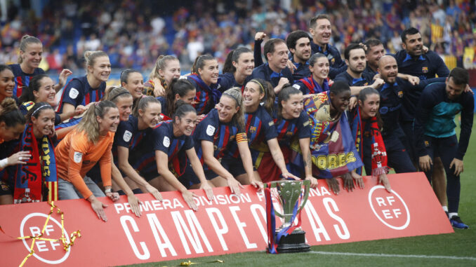 Las jugadoras y el cuerpo técnico del Barcelona posan con la copa de campeonas de Liga F tras ganar 3-0 al Sporting de Huelva en la jornada 27 de la Liga F que Barcelona y Sporting de Huelva disputan este domingo en el Estadi Johan Cruyff de la Ciudad Condal. EFE/ Toni Albir
