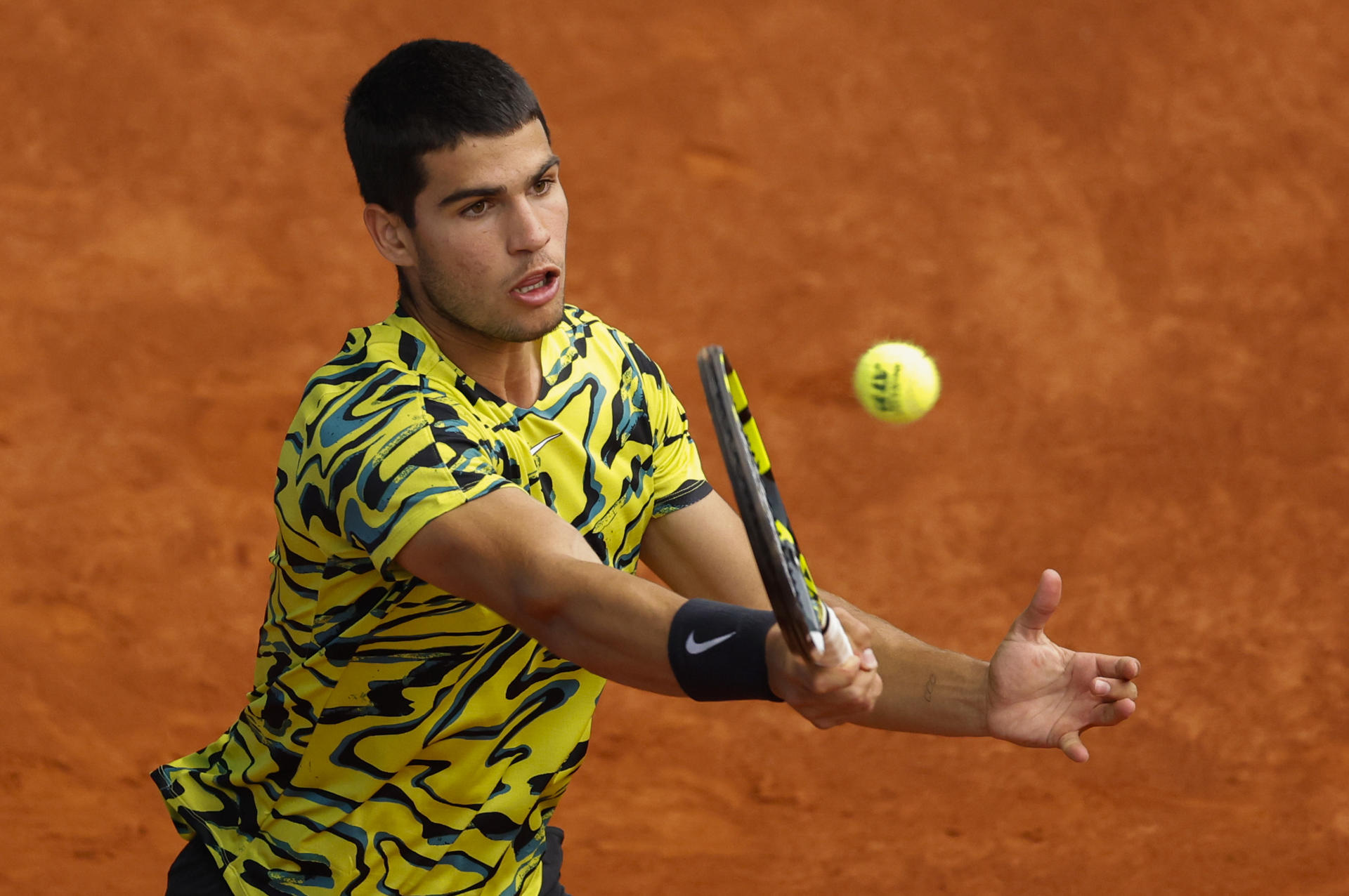 El tenista español Carlos Alcaraz en acción ante el finlandés Emil Ruusuvuori durante el partido de las primeras rondas (ronda 64) de la categoría individual masculina del torneo Masters 1000 Mutua Madrid Open de tenis que disputaron este viernes en Madrid. EFE/ Juanjo Martin
