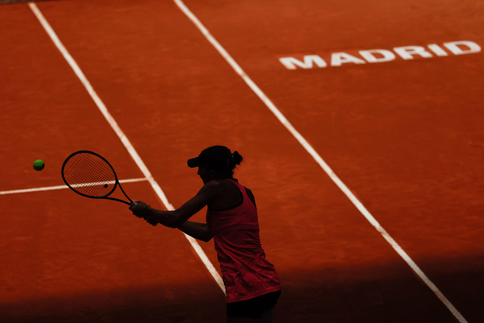 La tenista española Rebeka Masarova devuelve la bola a la croata Donna Vekic durante el partido que enfrentó a ambas en las primeras rondas del Mutua Madrid Open en la Caja Mágica en Madrid. EFE/ Rodrigo Jiménez
