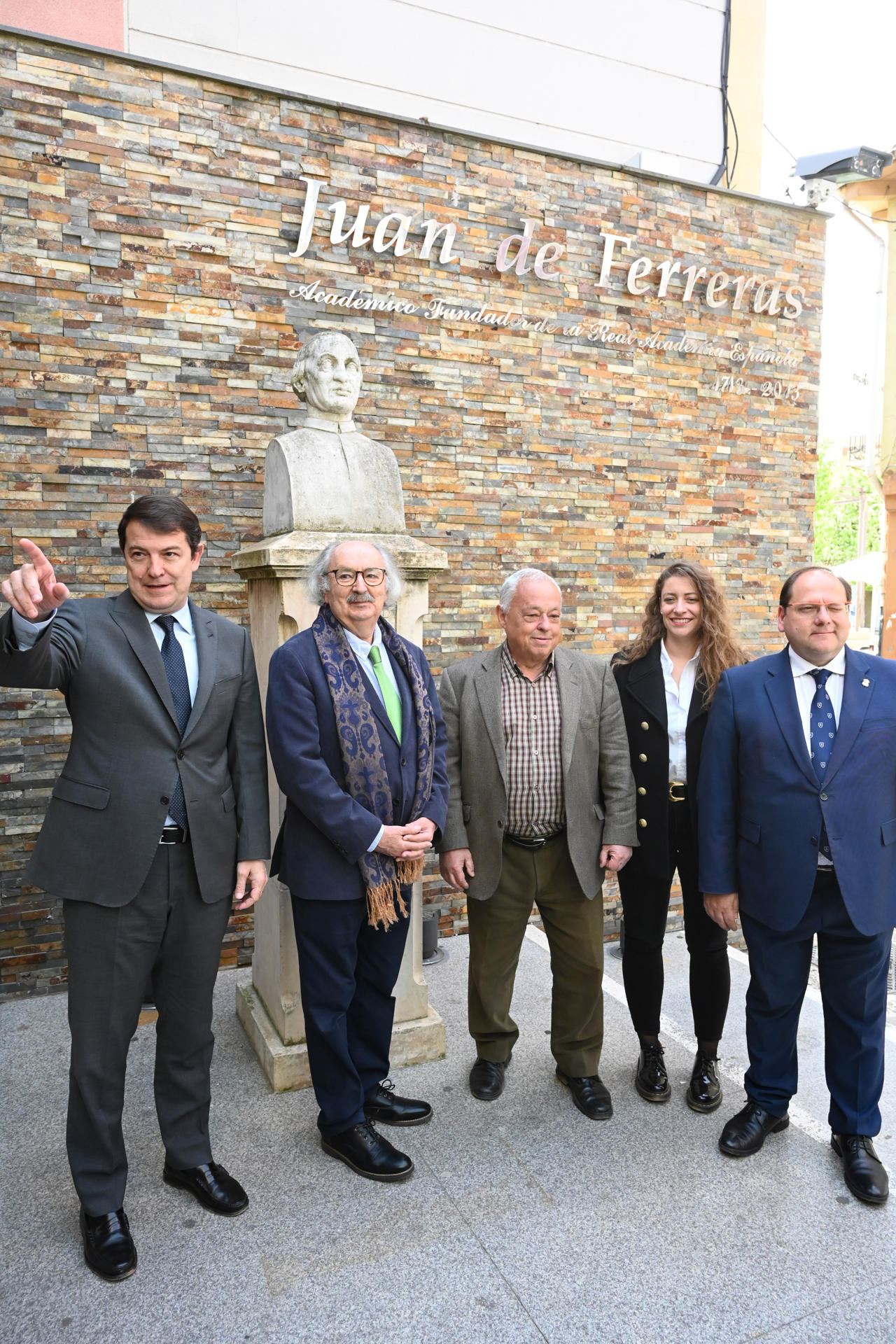 El presidente de la Junta de Castilla y León, Alfonso Fernández Mañueco; el poeta Antonio Colinas (2i) y el consejero de Cultura y Turismo, Gonzalo Santonja, durante la inauguración de la Casa de la Poesía, este lunes en La Bañeza (León). EFE/J.Casares
