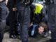 La Policía detiene a un manifestante que irrumpió a gritos durante la visita del presidente francés, Emmanuel Macron, a la Universidad de Ámsterdam. EFE/EPA/Ramon van Flymen