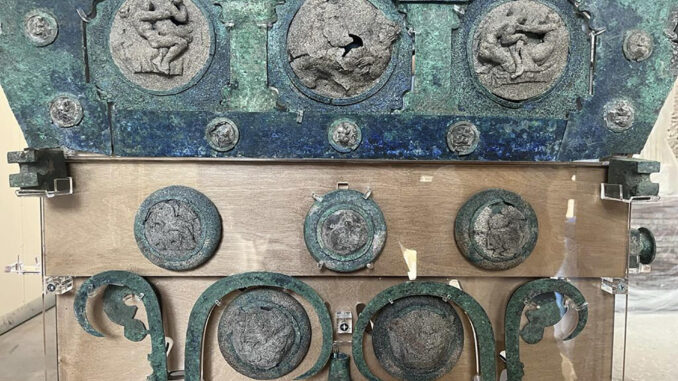 Detalle del carro ceremonial encontrado en 2019 bajo la ceniza del yacimiento de Pompeya, con sus decoraciones en bronce en un óptimo estado de conservación, ha sido reconstruido según era hace dos milenios. EFE/Ministerio de Cultura italiano. SOLO USO EDITORIAL
