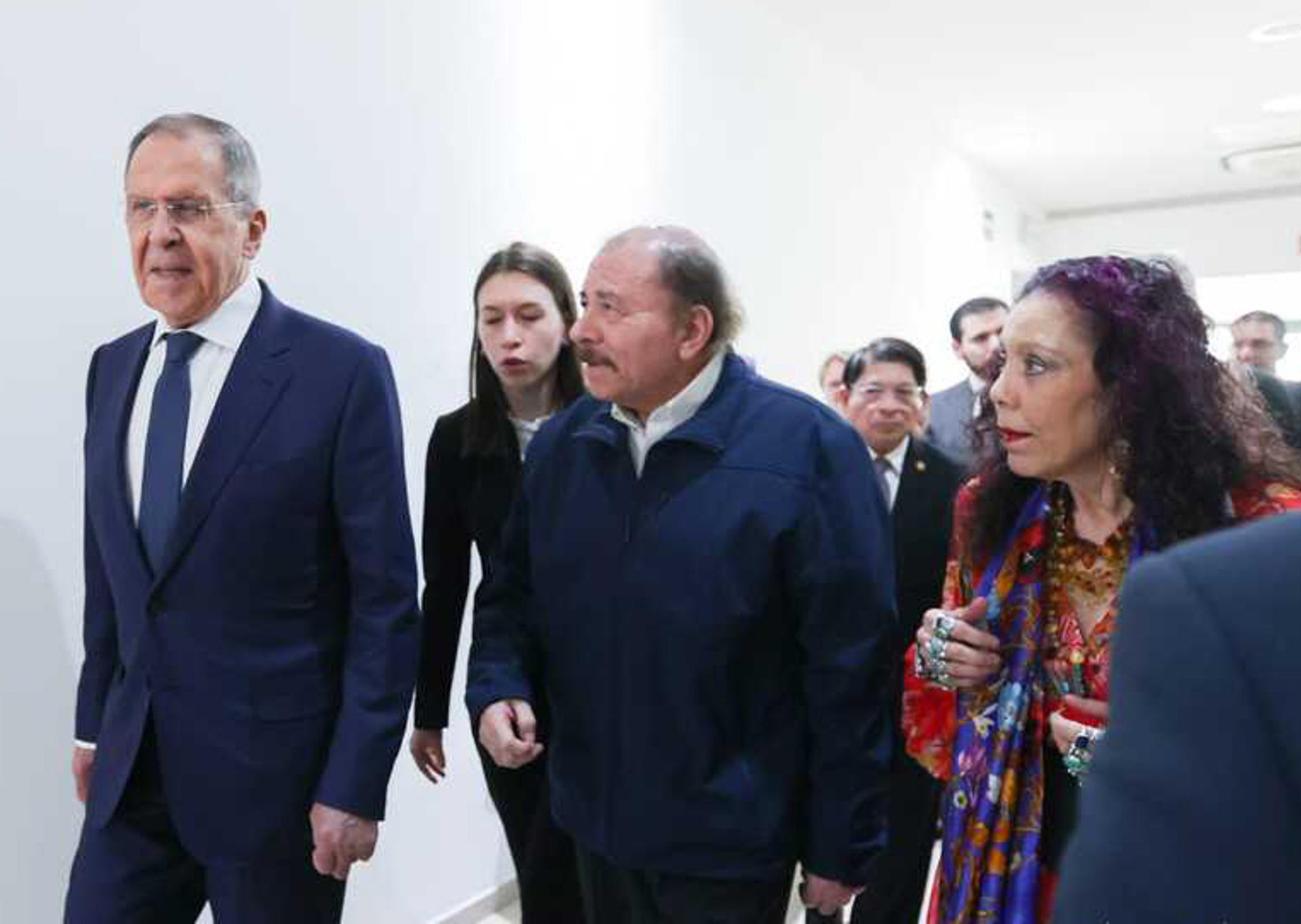 Fotografía cedida por Presidencia de Nicaragua, que muestra al presidente de Nicaragua, Daniel Ortega (c), junto a la vicepresidenta Rosario Murillo (d), durante una reunión este 19 de abril de 2023 con el ministro de Asuntos Exteriores de Rusia, Serguéi Lavrov (i), en Managua (Nicaragua). EFE/Presidencia de Nicaragua
