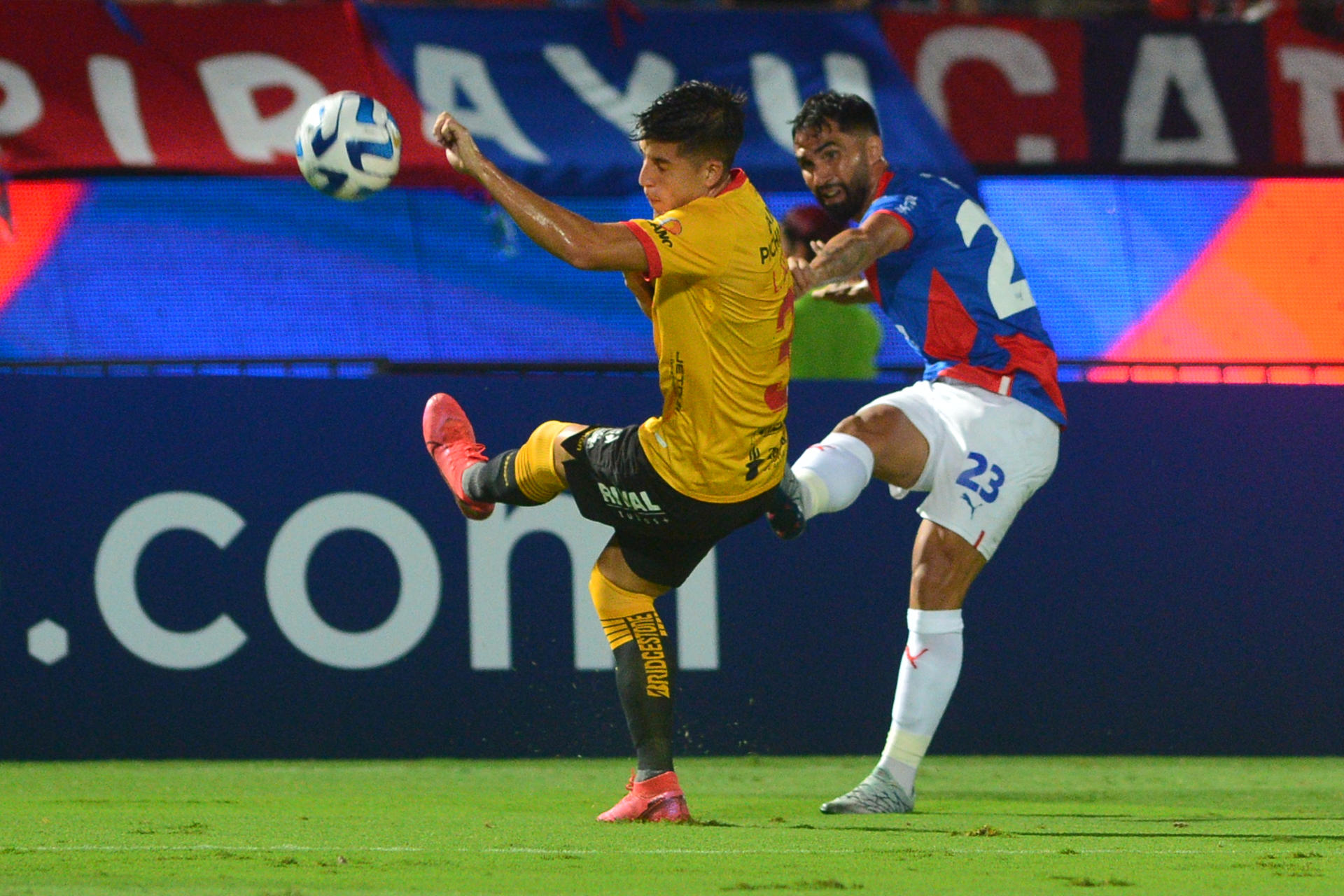 Alberto Espínola (d) de Cerro disputa un balón con Luca Sosa de Barcelona hoy, en un partido de la fase de grupos de la Copa Libertadores entre Cerro Porteño y Barcelona SC en el estadio General Pablo Rojas en Asunción (Paraguay). EFE/ Daniel Piris
