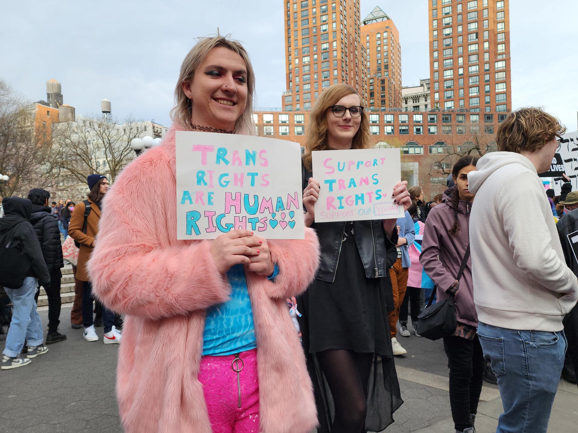 Cientos de jóvenes se manifiestan al conmemorar con una marcha el Dia Internacional de Visibilidad Transgenero hoy en Nueva York (EE.UU.). EFE/Ruth E. Hernández Beltrán
