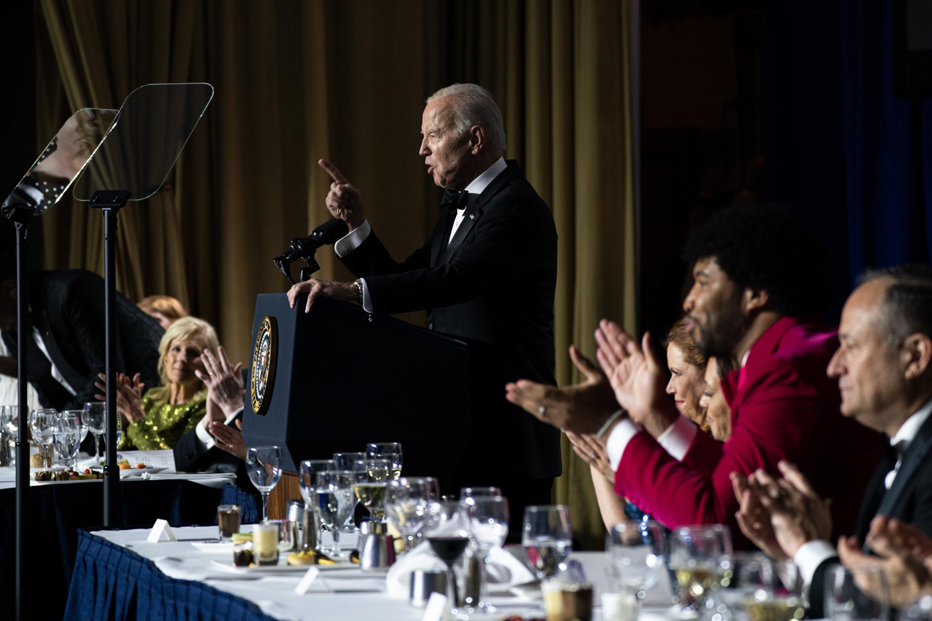 El presidente de los Estados Unidos, Joe Biden, habla durante la cena de la Asociación de Corresponsales de la Casa Blanca (WHCA) en Washington. EFE/EPA/Nathan Howard/Pool
