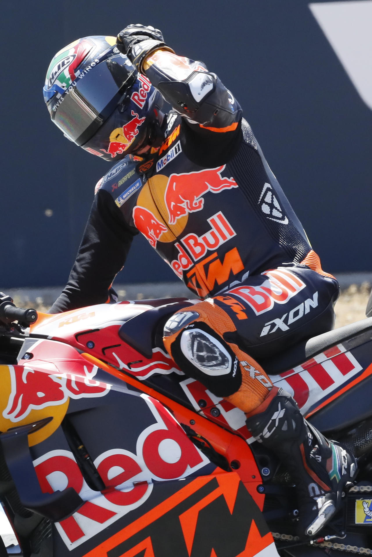 El surafricano Brad Binder, del equipo KTM RC 16, se adjudicó la victoria en la carrera sprint del Gran Premio de España de MotoGP, en el circuito "Ángel Nieto" de Jerez de la Frontera, por delante del italiano Francesco "Pecco" Bagnaia (Ducati Desmosedici GP23) y del australiano Jack Miller (KTM RC 16). EFE/José Manuel Vidal
