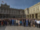 Representantes de veintitrés agencias de noticias internacionales posan para una foto de familia en la Plaza de la Armería, junto al Palacio Real de Madrid. El consorcio Minds (Media Innovation Network), en el que participan 23 agencias de Europa, América, Asia y Oceanía congrega en Madrid a directivos que durante dos días intercambian experiencias sobre aspectos informativos, comerciales y tecnológicos. EFE/JuanJo Martín