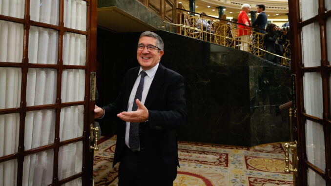 El portavoz del PSOE en el Congreso, Patxi López, a su llegada al pleno celebrado, este jueves, en el Congreso de los Diputados en Madrid. EFE/ Javier Lizón
