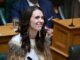 La ex primera ministra de Nueva Zelanda Jacinda Ardern, pronuncia su discurso de despedida en el Parlamento, en Wellington. EFE/EPA/MASANORI UDAGAWA AUSTRALIA AND NEW ZEALAND OUT