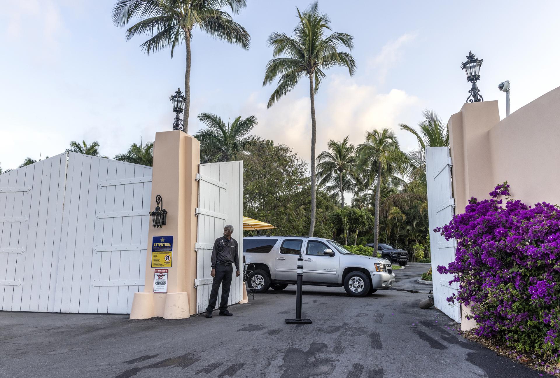 Vista de la vigilancia en la residencia del expresidente estadounidense Donal Trump de Mar-a-Lago, en Palm Beach, Florida, este 3 de abril de 2023. EFE/Cristóbal Herrera
