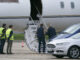 El rey emérito Juan Carlos I (d) coge el avión en el aeropuerto de Vitoria este martes tras haberse sometido a una revisión médica. EFE/L. Rico