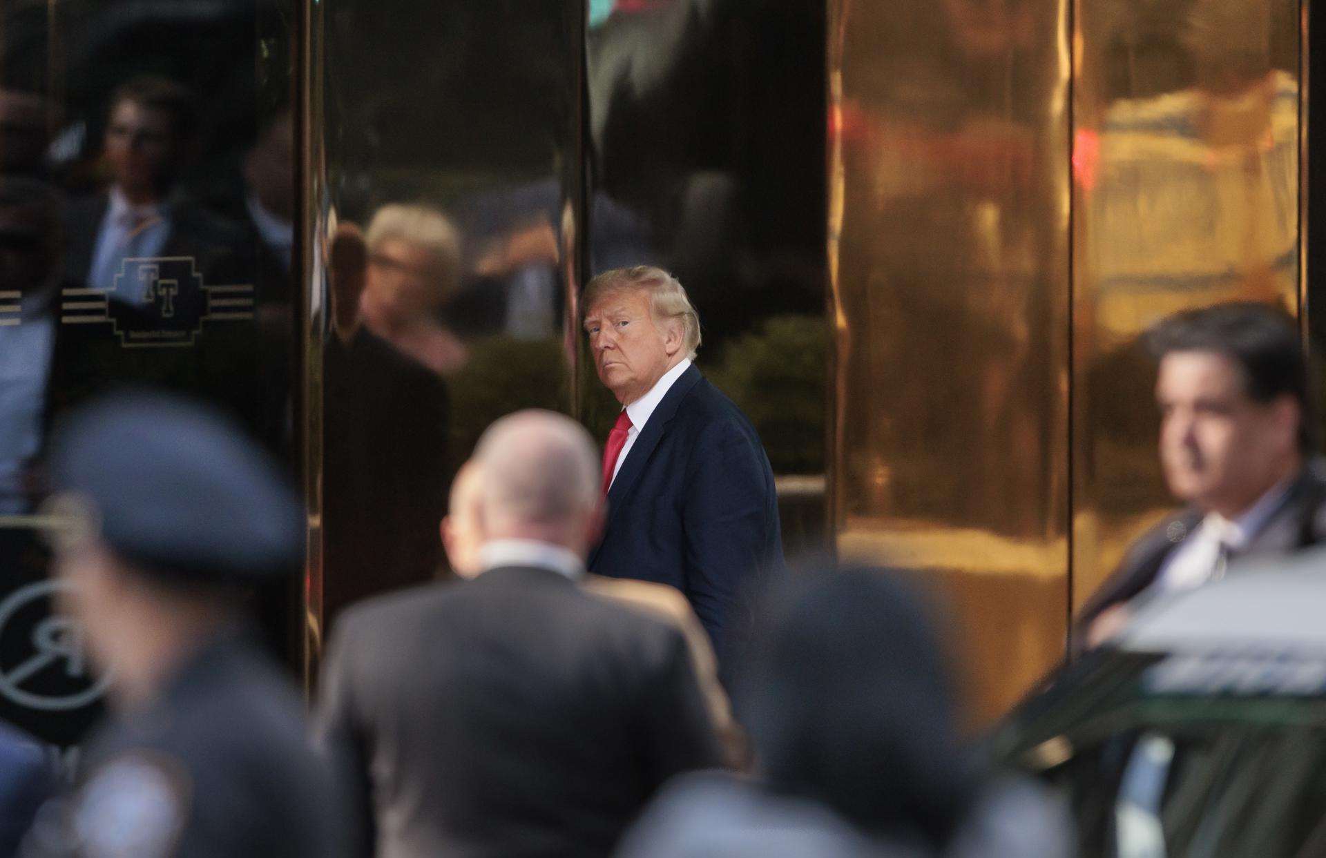 El expresidente estadounidense, Donald Trump, llega este lunes al rascacielos de su propiedad, la Torre Trump en Nueva York (EE.UU.). EFE/EPA/JUSTIN LANE
