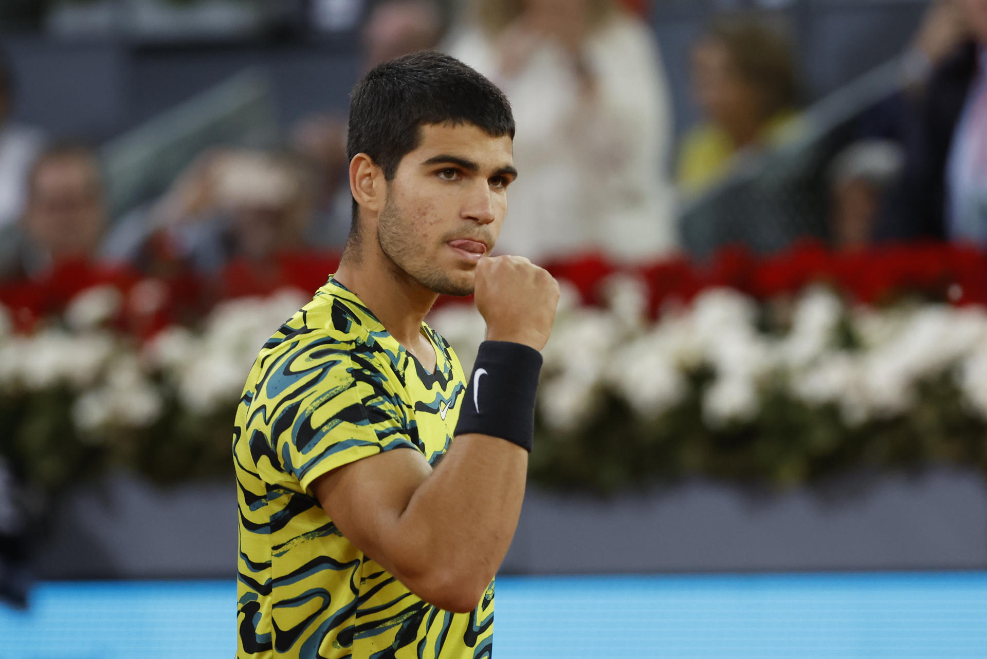 El español Carlos Alcaraz celebra su victoria tras ganar el partido correspondiente a dieciseisavos de final del torneo Masters 1000 Mutua Madrid Open de Tenis, este domingo en la Caja Mágica, en Madrid. EFE/ Juanjo Martin
