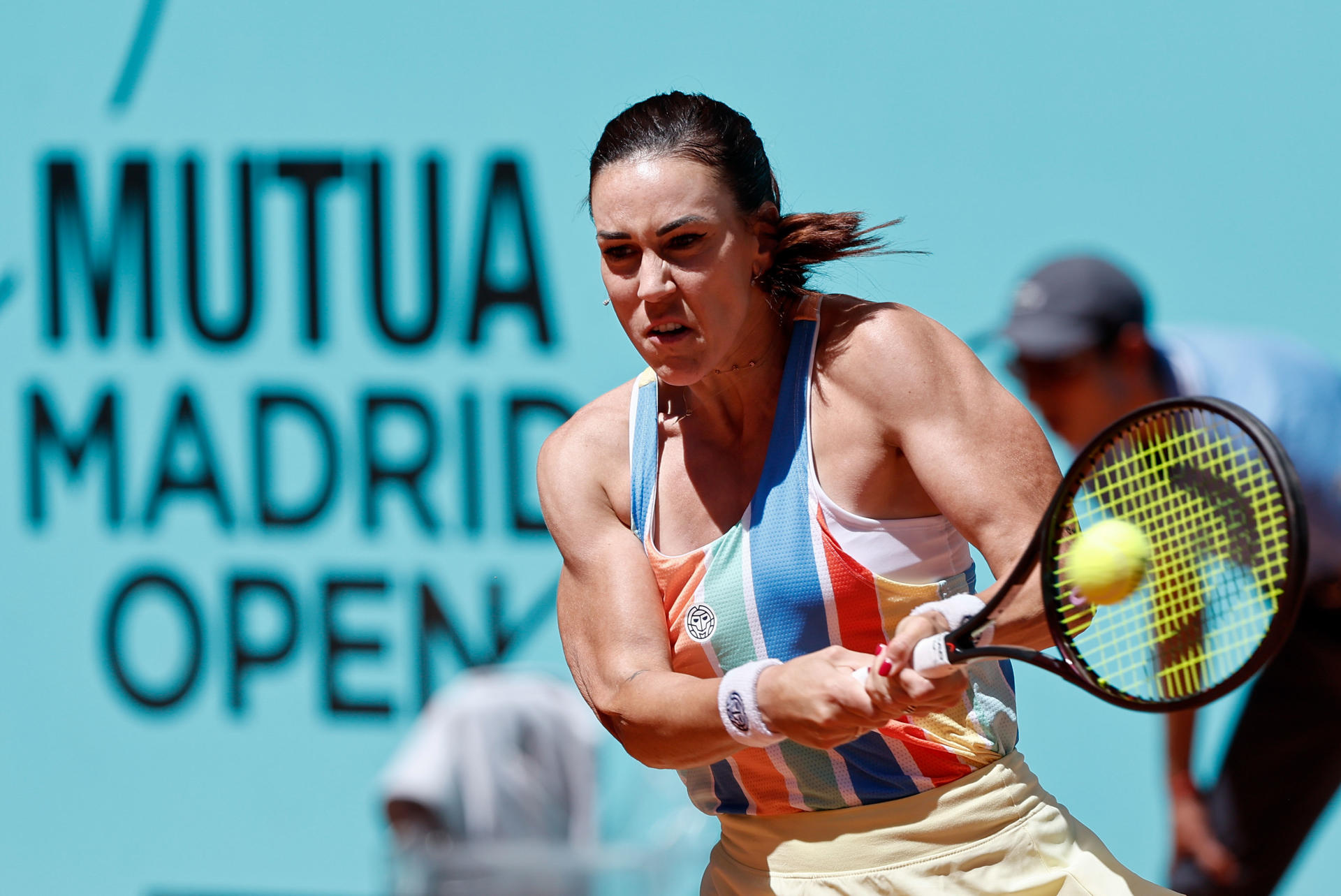 La española Nuria Parrizas-Díaz devuelve la bola durante su partido ante la alemana Tamara Korpatsch, correspondiente a la primera ronda del Mutua Madrid Open Tenis disputado en la Caja Mágica. EFE/ Sergio Pérez
