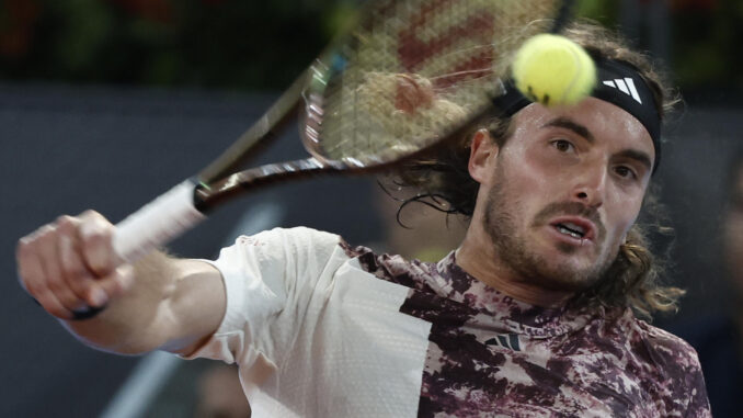 El tenista griego Stefanos Tsitsipas ante el austriaco Dominic Thiem en un encuentro correspondiente a la segunda ronda del torneo Masters 1000 Mutua Madrid Open de Tenis disputado en la Caja Mágica, en Madrid. EFE/Sergio Pérez
