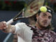 El tenista griego Stefanos Tsitsipas ante el austriaco Dominic Thiem en un encuentro correspondiente a la segunda ronda del torneo Masters 1000 Mutua Madrid Open de Tenis disputado en la Caja Mágica, en Madrid. EFE/Sergio Pérez