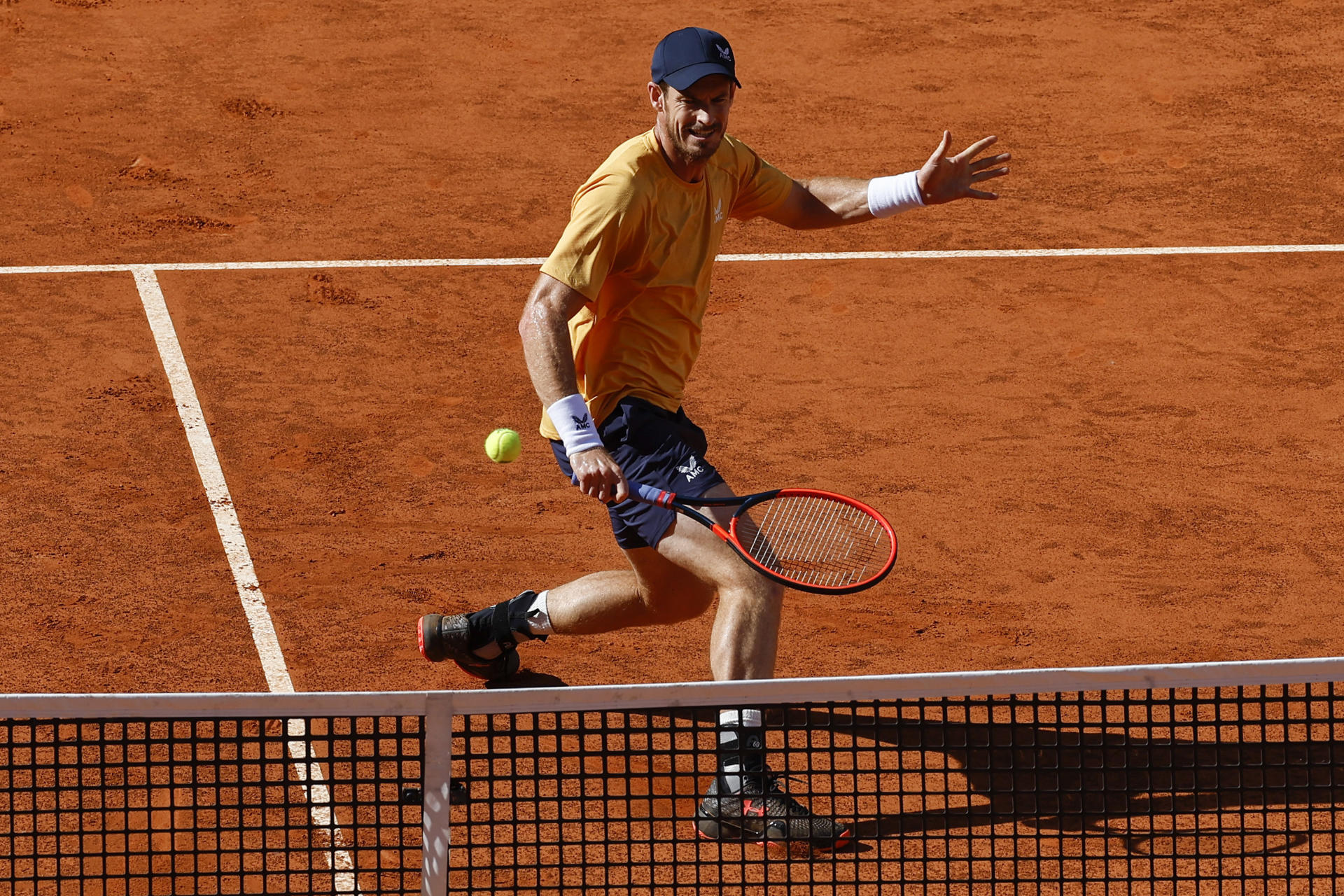 El tenista británico Andy Murray devuelve la bola al italiano Andrea Vavassori durante su encuentro de la ronda de 128 del Mutua Madrid Open, en la Caja Mágica, en Madrid. EFE/Chema Moya
