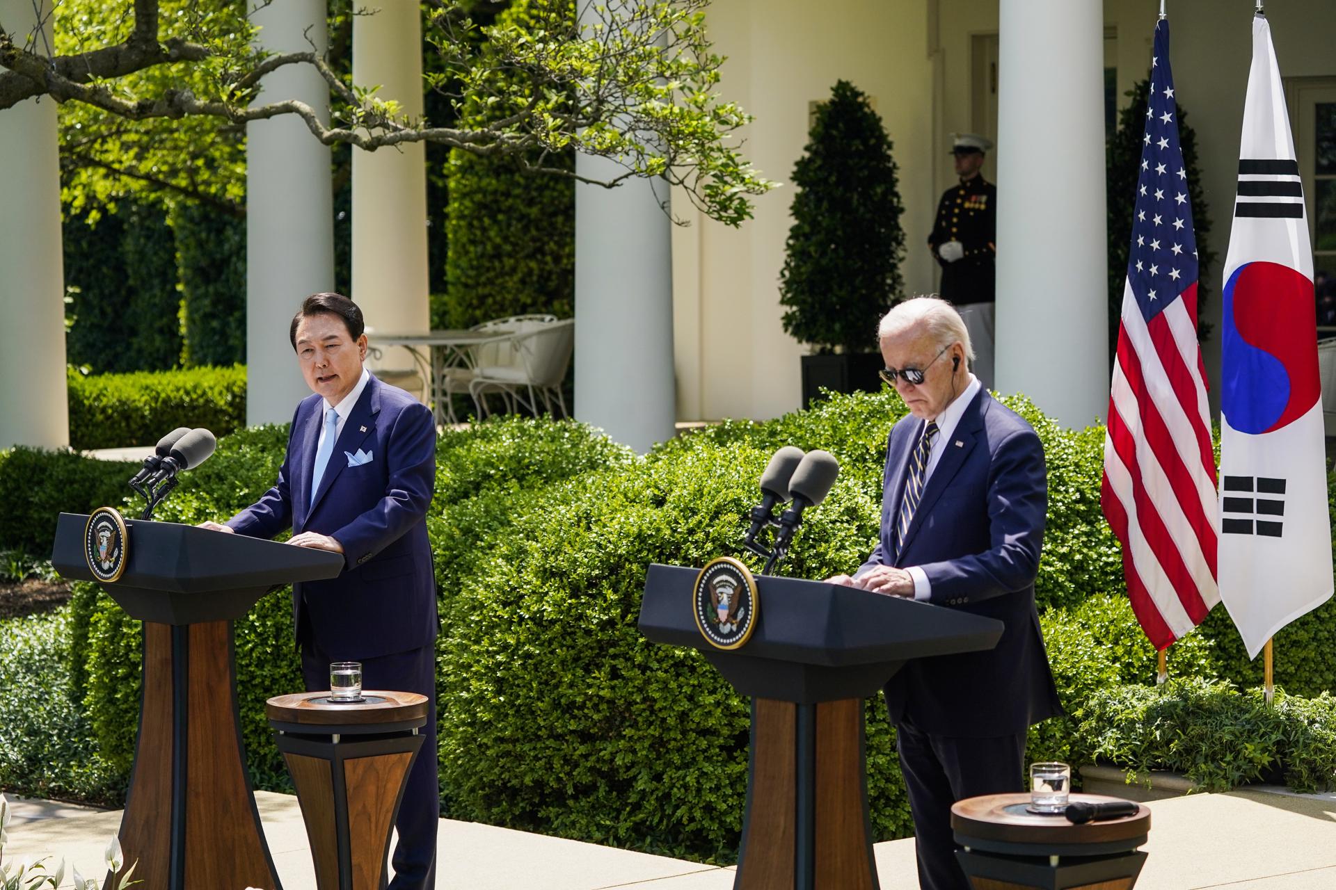 El presidente estadounidense Joe Biden (d) y el presidente surcoreano Yoon Suk Yeol (i) realizan una conferencia de prensa conjunta en el Rose Garden de la Casa Blanca en Washington, EE.UU.. EFESHAWN THEW
