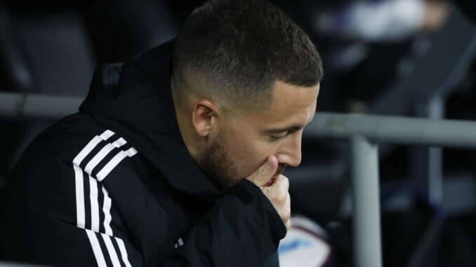 El delantero belga del Real Madrid, Eden Hazard, en el banquillo del Santiago Bernabéu. EFE / Juanjo Martín.
