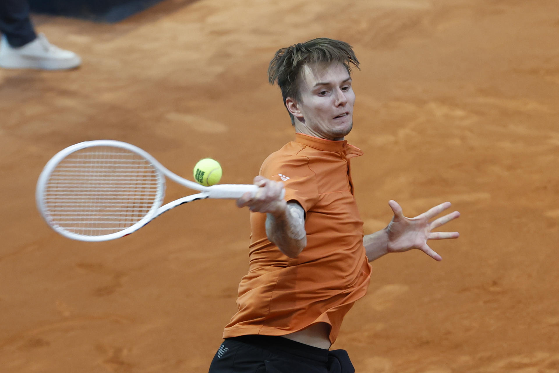 El tenista kazajo Aleksandar Bublik en acción ante el danés Holger Rune durante un partido del torneo Masters 1000 Mutua Madrid Open de tenis este viernes en Madrid. EFE/ JuanJo Martín
