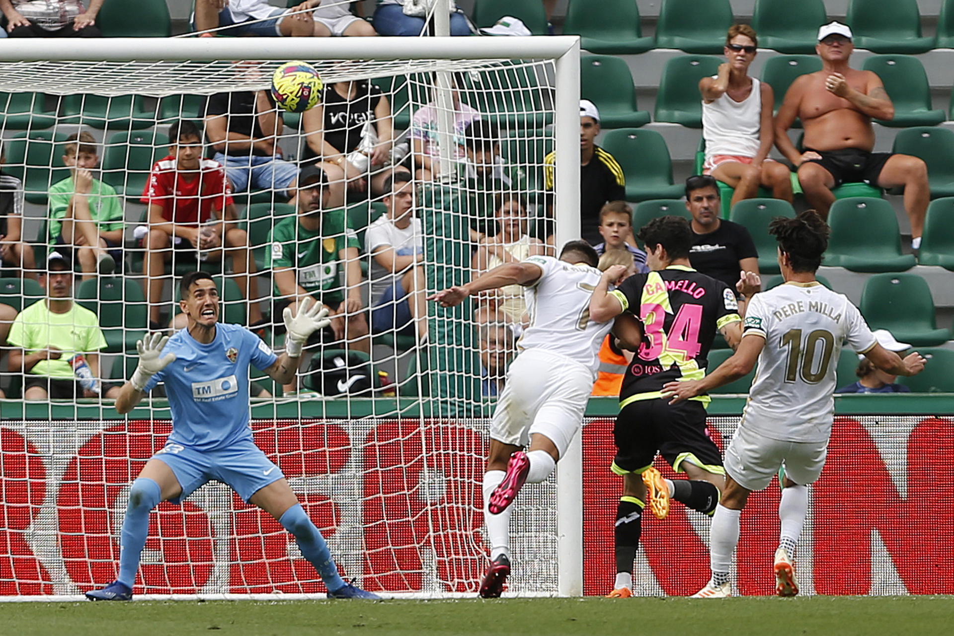 Sergio Camello, delantero del Rayo Vallecano remata ante Edgar Badía, guardameta del Elche durante el partido de la jornada 32 de LaLiga Santander que disputan Elche y Rayo Vallecano en estadio Martínez Valero de Elche. EFE/Manuel Lorenzo
