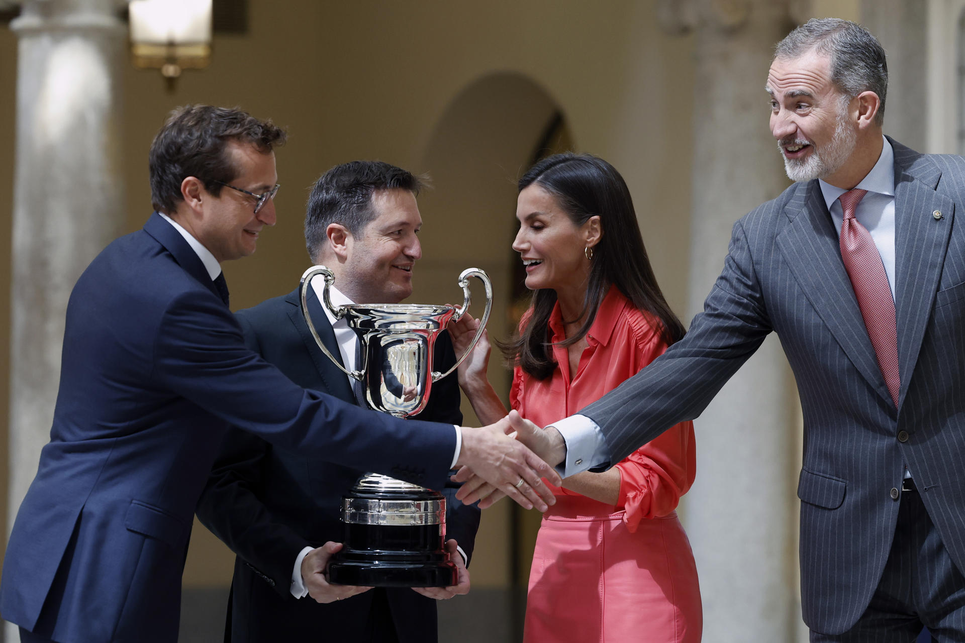 El director general de Podoactiva, Víctor Alfaro, y el responsable de Formación y director técnico de la compañía, Javier Alfaro, reciben, en nombre de Podoactiva, el Premio Nacional a las Artes y las Ciencias Aplicadas al Deporte de manos de los reyes Felipe VI y Letizia. EFE/ Chema Moya
