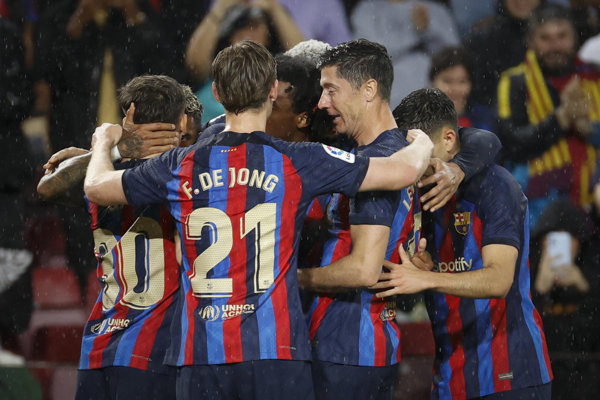 Los jugadores del FC Barcelona celebran el gol de su equipo, anotado por el polaco Robert Lewandowski durante el encuentro correspondiente a la jornada 32 de LaLiga Santander que enfrenta al FC Barcelona y al Real Betis en el Spotify Camp Nou de la Ciudad Condal. EFE/Toni Albir
