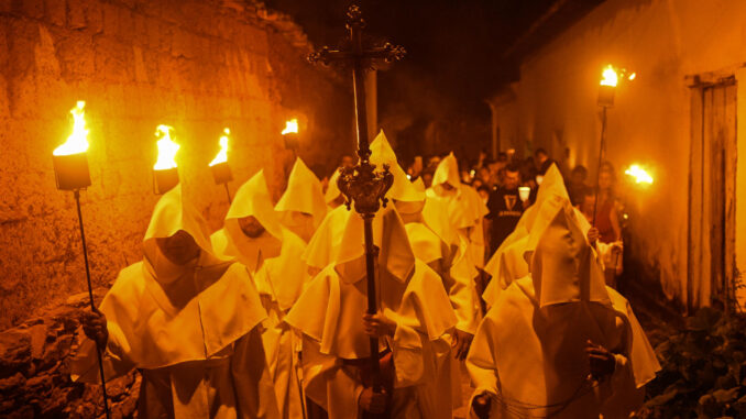 Fieles católicos participan hoy en la Procesión de los Penitentes, durante la ultima hora de este Jueves Santo en la ciudad de Goiás (Brasil).EFE/André Borges
