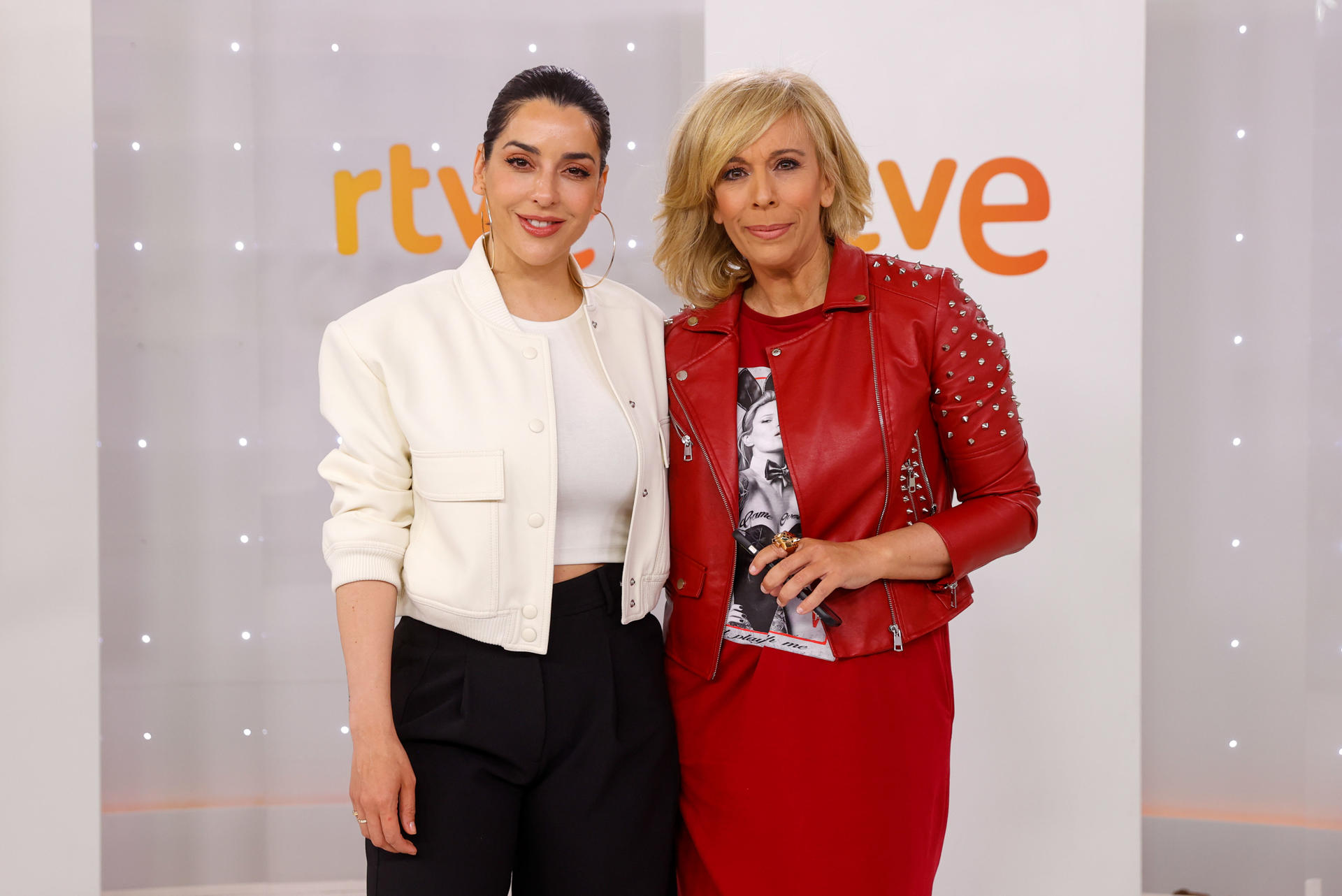 La cantante Ruth Lorenzo (i) y la directora de Comunicación y Participación de RTVE, María Eizaguirre (d), posan durante la rueda de prensa convocada para informar sobre la próxima edición de Eurovisión, este miércoles, en Madrid. EFE/ Mariscal
