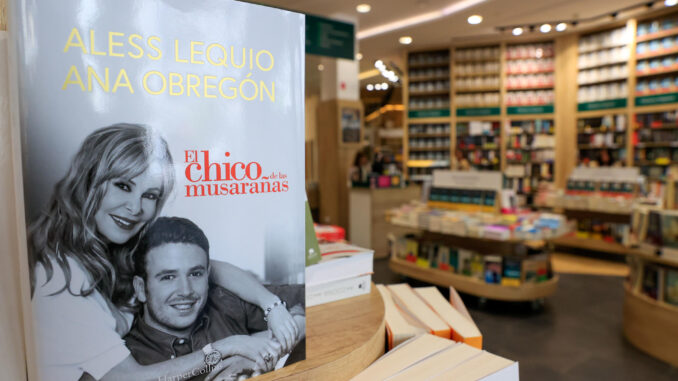 Ejemplares de "El chico de las musarañas" este miércoles en una librería de Madrid. "El chico de las musarañas" lo empezó a escribir Aless, hijo de Ana Obregón, cuando le diagnosticaron cáncer y que, tras su muerte, la actriz decidió terminar con un desgarrador y emocionante testimonio, "respetando íntegramente la versión original" del joven". EFE/ Zipi
