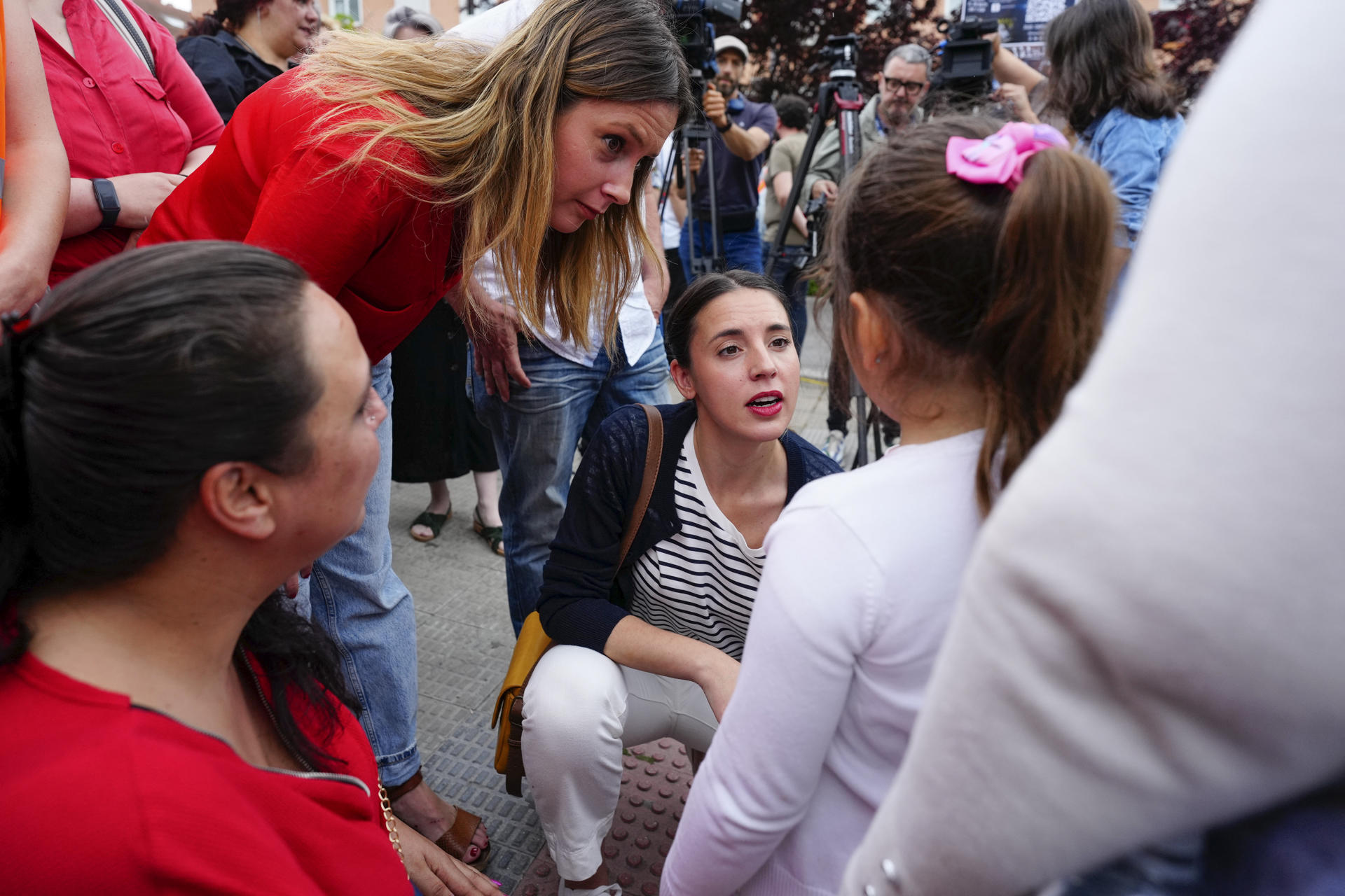 Irene Montero, secretaria de Acción de Gobierno y ministra de Igualdad, y Alejandra Jacinto, portavoz de Podemos y candidata a la presidencia de la Comunidad de Madrid, mantienen un encuentro con los vecinos de San Fernando de Henares afectados por las obras de la Línea 7B de Metro. EFE/Borja Sánchez-trillo
