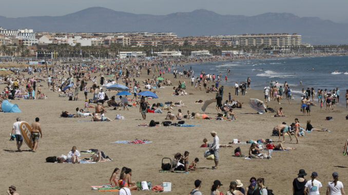 Imagen de ayer de mucha afluencia en las playas valencianas. EFE/ Juan Carlos Cárdenas
