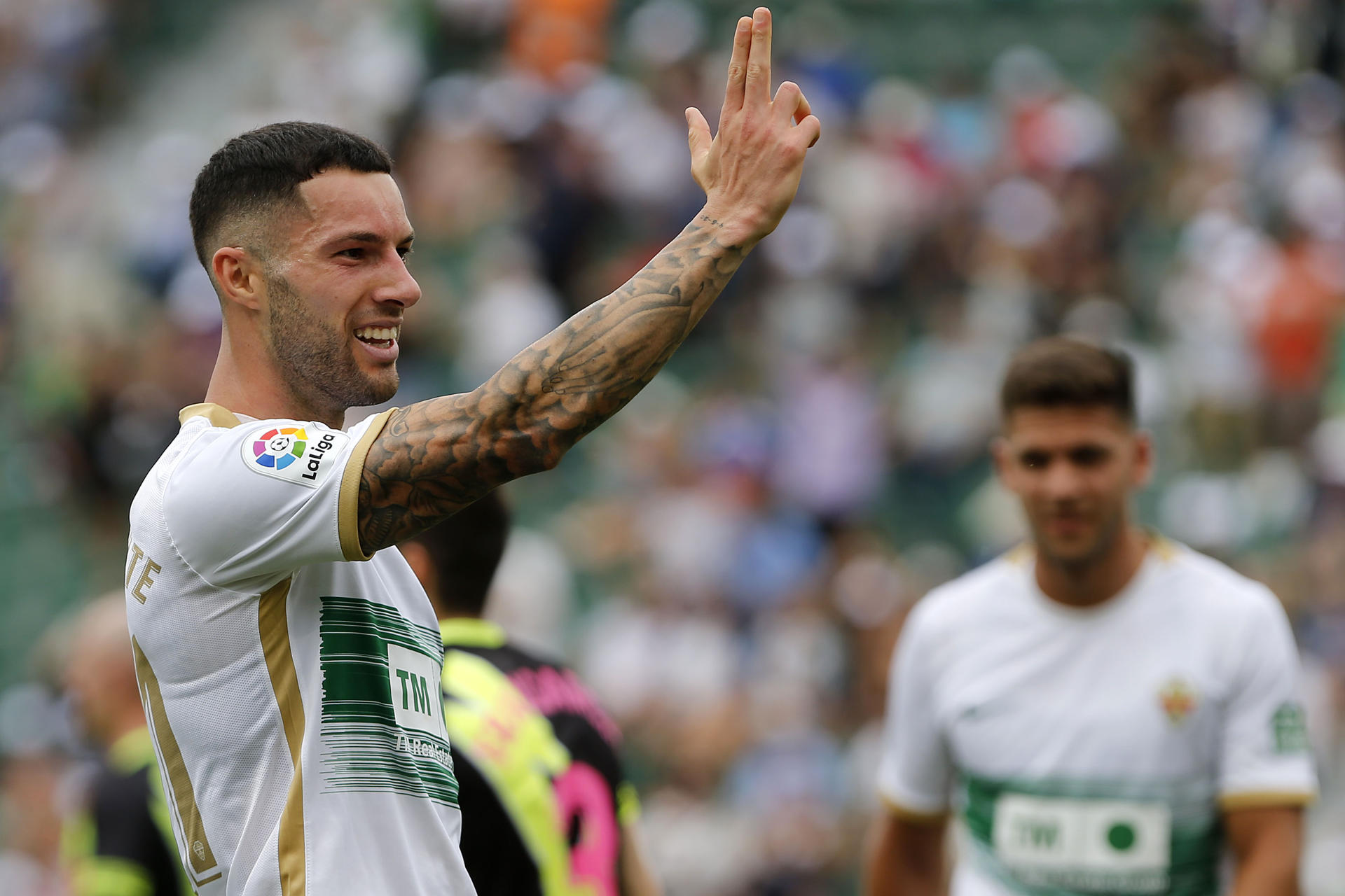 Tete Morente, centrocampista del Elche, celebra su gol durante el partido de la jornada 32 de LaLiga Santander que disputan Elche y Rayo Vallecano en estadio Martínez Valero de Elche. EFE/Manuel Lorenzo
