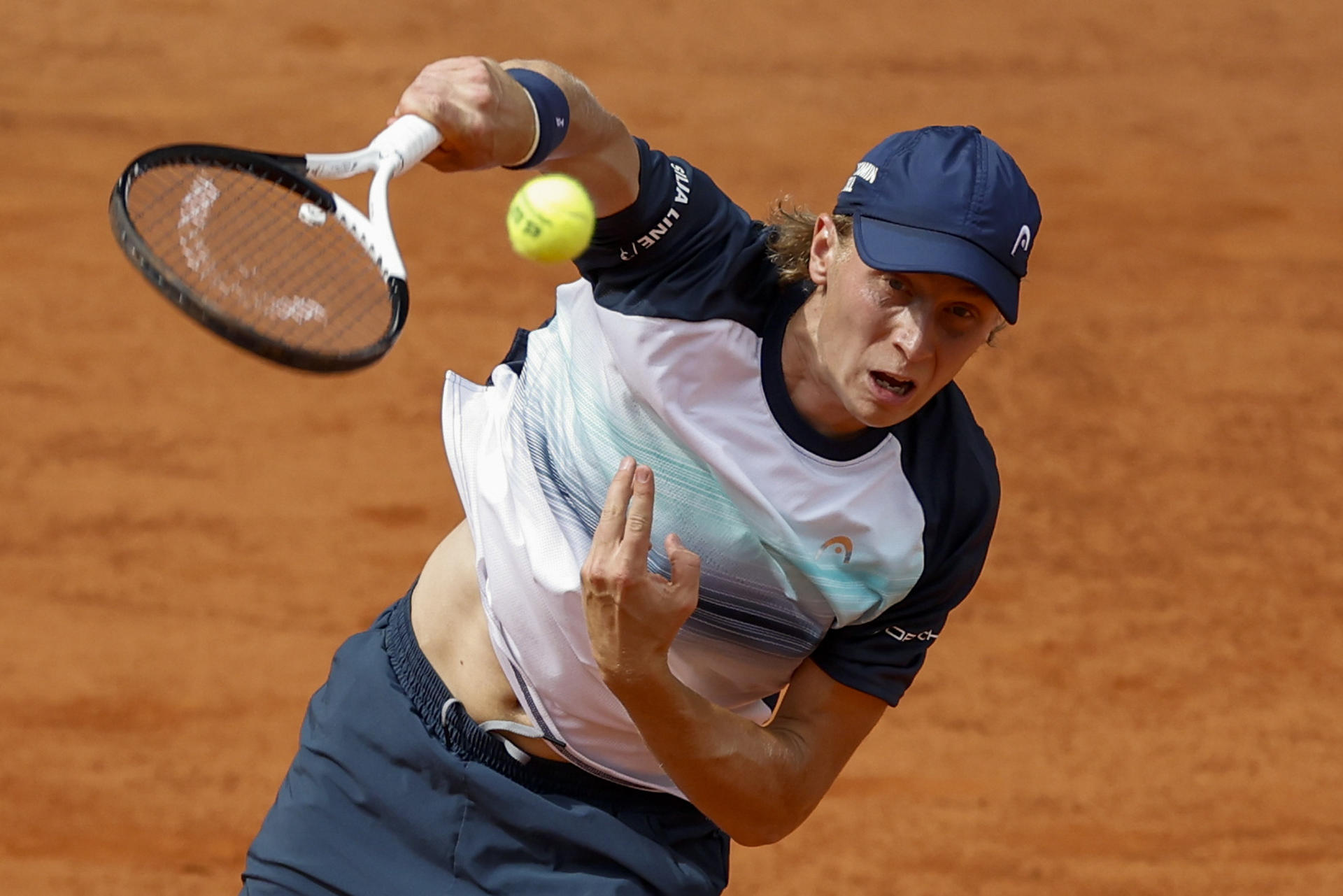 El tenista finlandés Emil Ruusuvuori en acción ante el español Carlos Alcaraz durante el partido de la ronda 64 del torneo Masters 1000 Mutua Madrid Open de tenis, este viernes en Madrid. EFE/ Juanjo Martín
