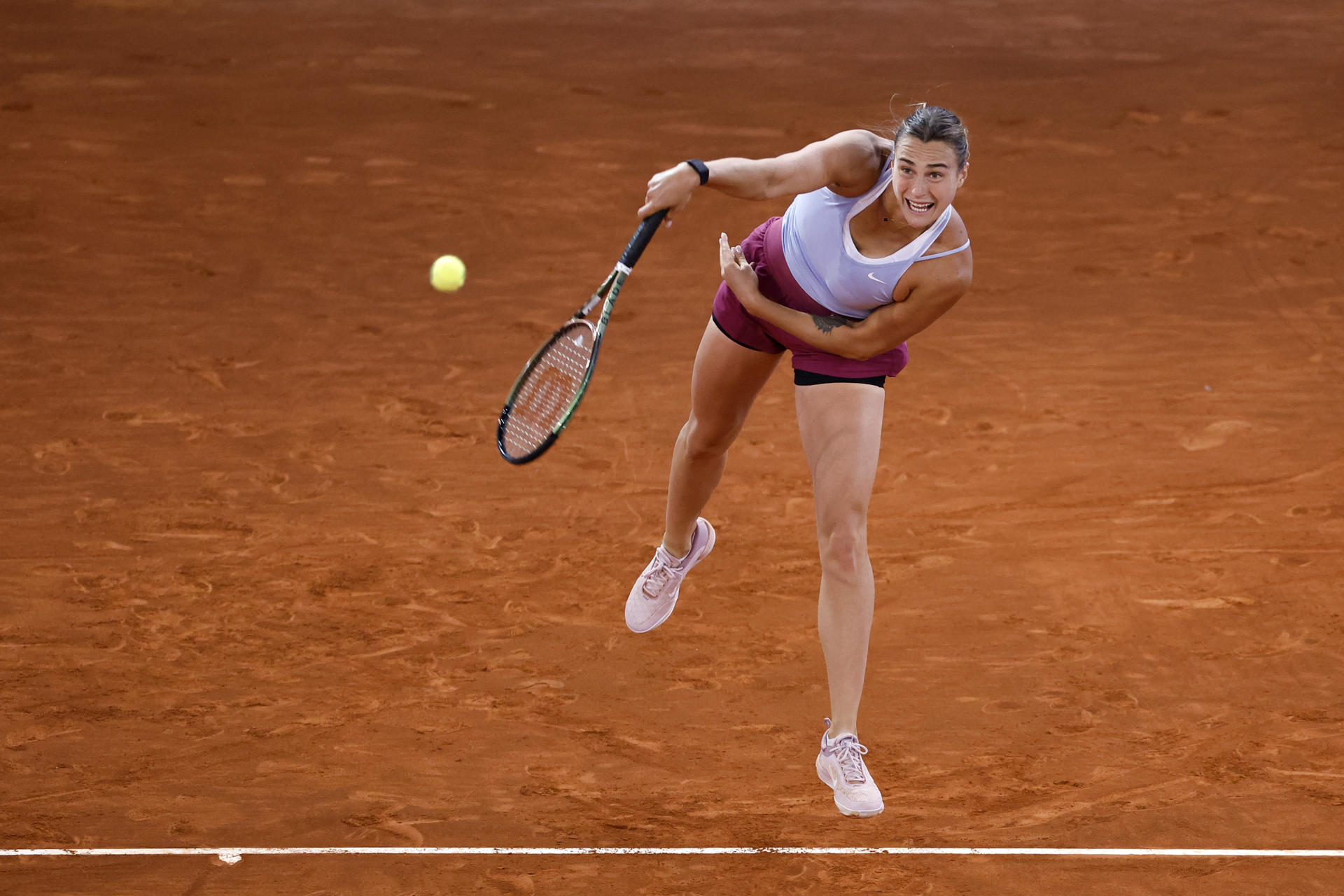 La tenista rusa Arina Sabalenka sirve la bola a la colombiana María Camila Osorio durante su partido de tercera ronda del torneo Masters 1000 Mutua Madrid Open de tenis disputado en la Caja Mágica, en Madrid. EFE/Chema Moya
