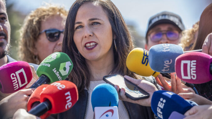 La secretaria general de Podemos y ministra de Derechos Sociales y Agenda 2030, Ione Belarra, atiende a los medios durante una visita a la senda ecológica del río Tajo. EFE/Ismael Herrero
