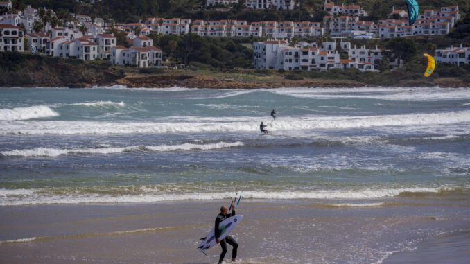 Aficionados al windsurf este lunes en Cala Tirant, en Mahón (Menorca). EFE/ David Arquimbau Sintes
