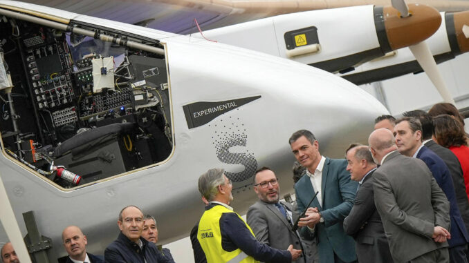 El presidente del Gobierno, Pedro Sánchez, visita la empresa de Skydweller para conocer el primer avión no tripulado y 100 % solar, fabricado por Skydweller, este lunes en el aeropuerto de Albacete. EFE/ Manu
