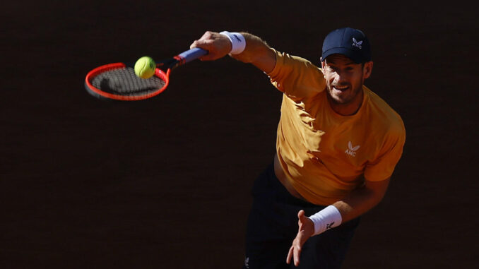 El tenista británico Andy Murray sirve ante el italiano Andrea Vavassori durante su encuentro de la ronda de 128 del Mutua Madrid Open, en la Caja Mágica, en Madrid. EFE/Chema Moya
