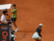 El tenista español Carlos Alcaraz tira la raqueta al suelo ante el finlandés Emil Ruusuvuori durante el partido de las primeras rondas (ronda 64) de la categoría individual masculina del torneo Masters 1000 Mutua Madrid Open de tenis que disputaron este viernes en Madrid. EFE/ Juanjo Martin