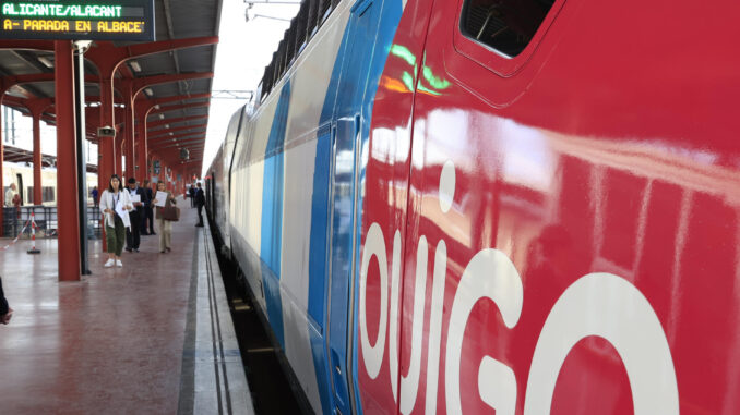 MADRID, 27/04/2023.- La operadora de alta velocidad y bajo coste Ouigo, filial de la ferroviaria pública francesa SNCF, inaugura este jueves la línea a Albacete y Alicante, con lo que ambas ciudades quedarán unidas a Madrid por alta velocidad por tres compañías. EFE/ Zipi Aragon
