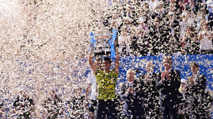 El tenista español Carlos Alcaraz celebra su victoria en la final del Godó (Barcelona Open Banc Sabadell-Trofeo Conde de Godó 2023 que ha disputado contra griego Stefanos Tsitsipas en Barcelona.EFE/ Alejandro Garcia
