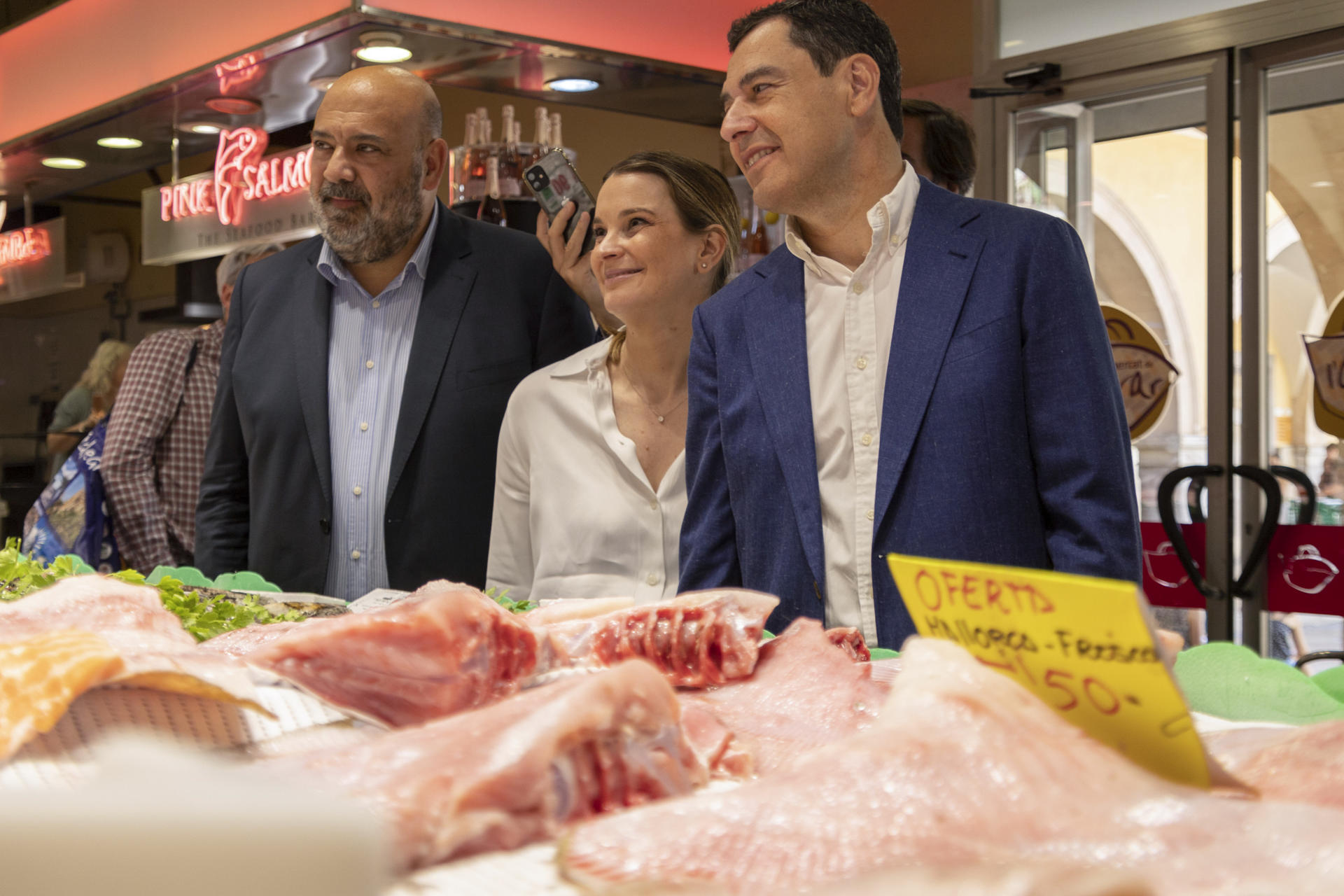 El presidente de la Junta de Andalucía, Juanma Moreno (d), junto a Marga Prohens (c), candidata del PP a presidir el Govern Balear, visitan esté sábado el Mercado del Olivar en Palma de Mallorca. EFE/ Cati Cladera
