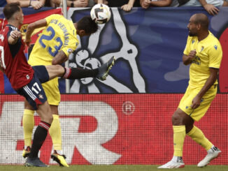 Foto de archivo. El defensa del Cádiz Luis Hernández y el delantero croata del Osasuna Ante Budimir, durante el partido de la jornada 2 de LaLiga Santander en el estadio de El Sadar en Pamplona. EFE/Jesús Diges