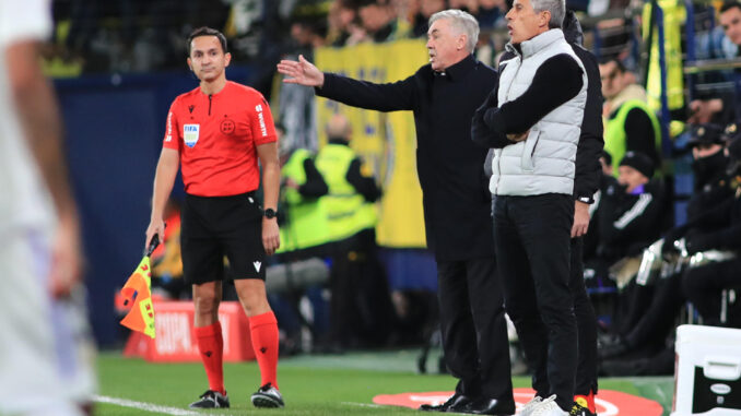 El entrenador del Villarreal , Quique Setién y el del Real Madrid, el italiano Carlo Ancelotti, durante el partido de octavos de final de la Copa del Rey que los enfrentó esta temporada. EFE/Doménech Castelló
